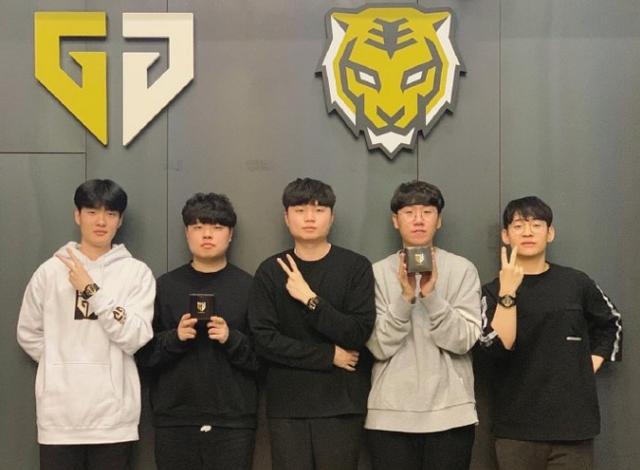 首秀迎战贝 首秀迎战贝