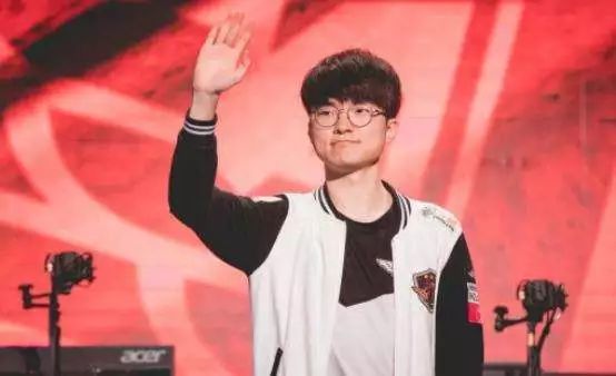 中场球员被 中场球员被